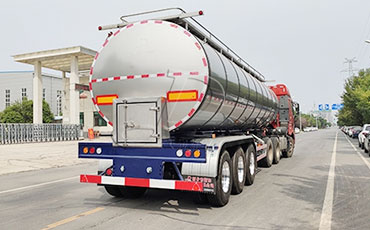 新型鲜奶运输车：谭经理的物流革新之选